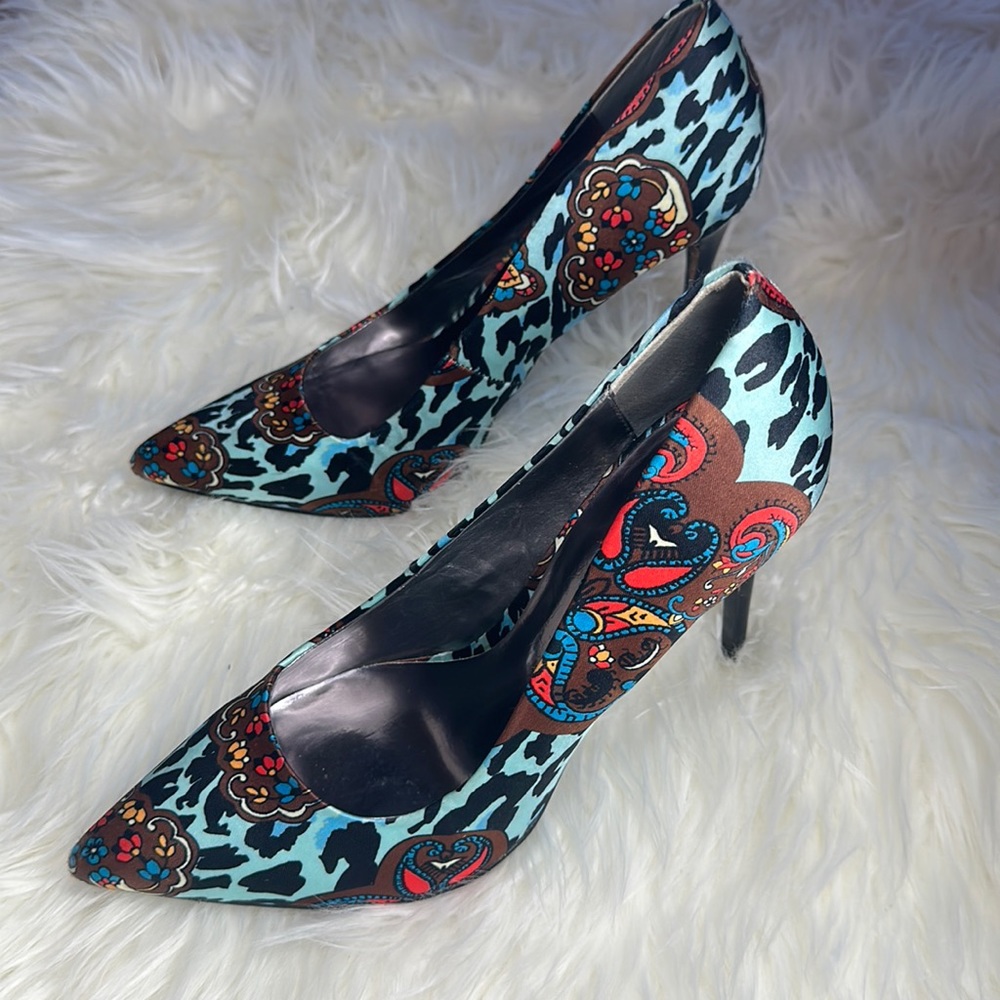 Carlos Santana Blue Leopard Posy Design Stiletto Heel Pointed Toe Heels.